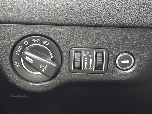 Used 2019 Chrysler 300 Limited image 23