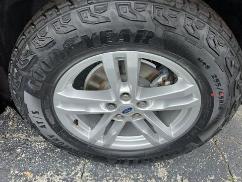 Used 2023 Ford Explorer XLT image 6