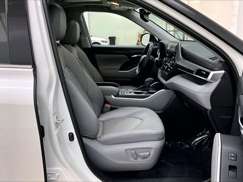 Used 2021 Toyota Highlander XLE FWD image 8