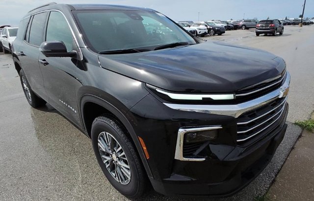 Used 2025 Chevrolet Traverse LT w/ Driver Confidence Package FWD image 2