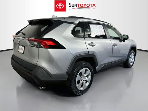 Used 2020 Toyota RAV4 LE FWD image 4