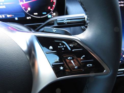 Used 2025 Mercedes-Benz GLC 300 4MATIC image 11