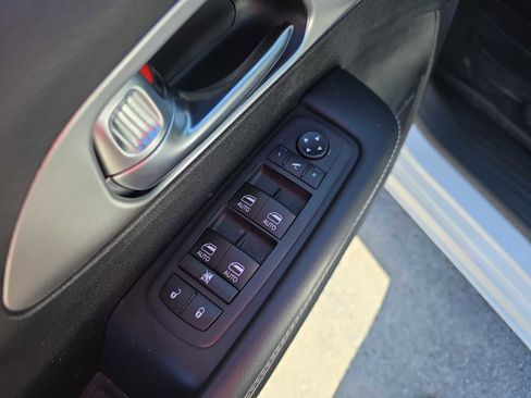 Used 2021 Chrysler Pacifica Limited w/ Uconnect Theater Family Group image 27