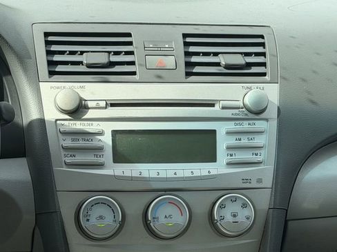 Used 2010 Toyota Camry LE FWD image 14