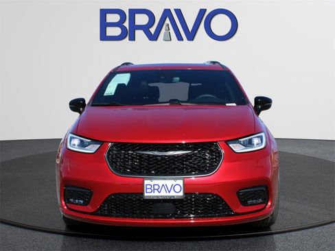 Used 2025 Chrysler Pacifica Limited image 2