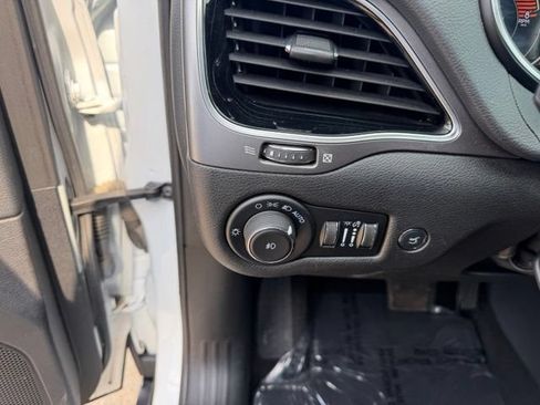 Used 2022 Jeep Cherokee Limited AWD/4WD image 19