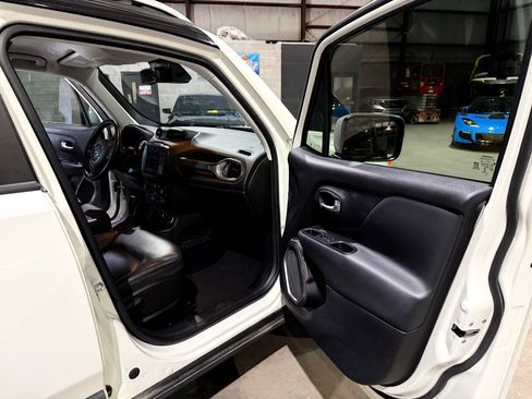 Used 2018 Jeep Renegade Limited w/ UConnect 8.4 Nav Group FWD image 25