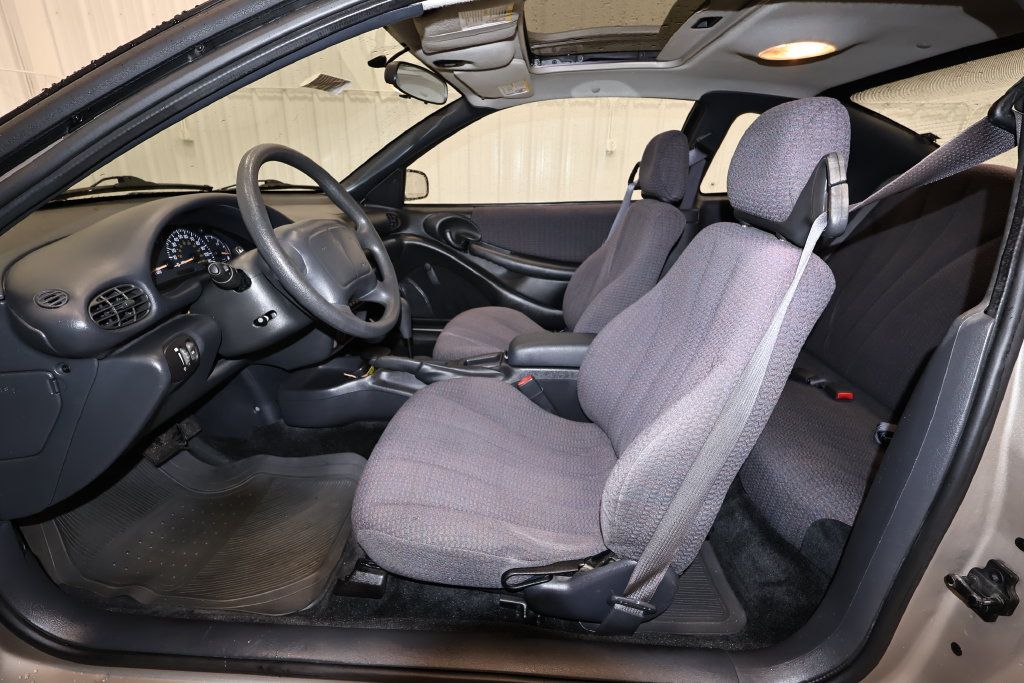 Used 2002 Pontiac Sunfire SE w/ Sun & Sound Pkg FWD image 11