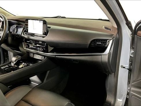 Used 2023 Nissan Rogue SL w/ SL Premium Package image 16