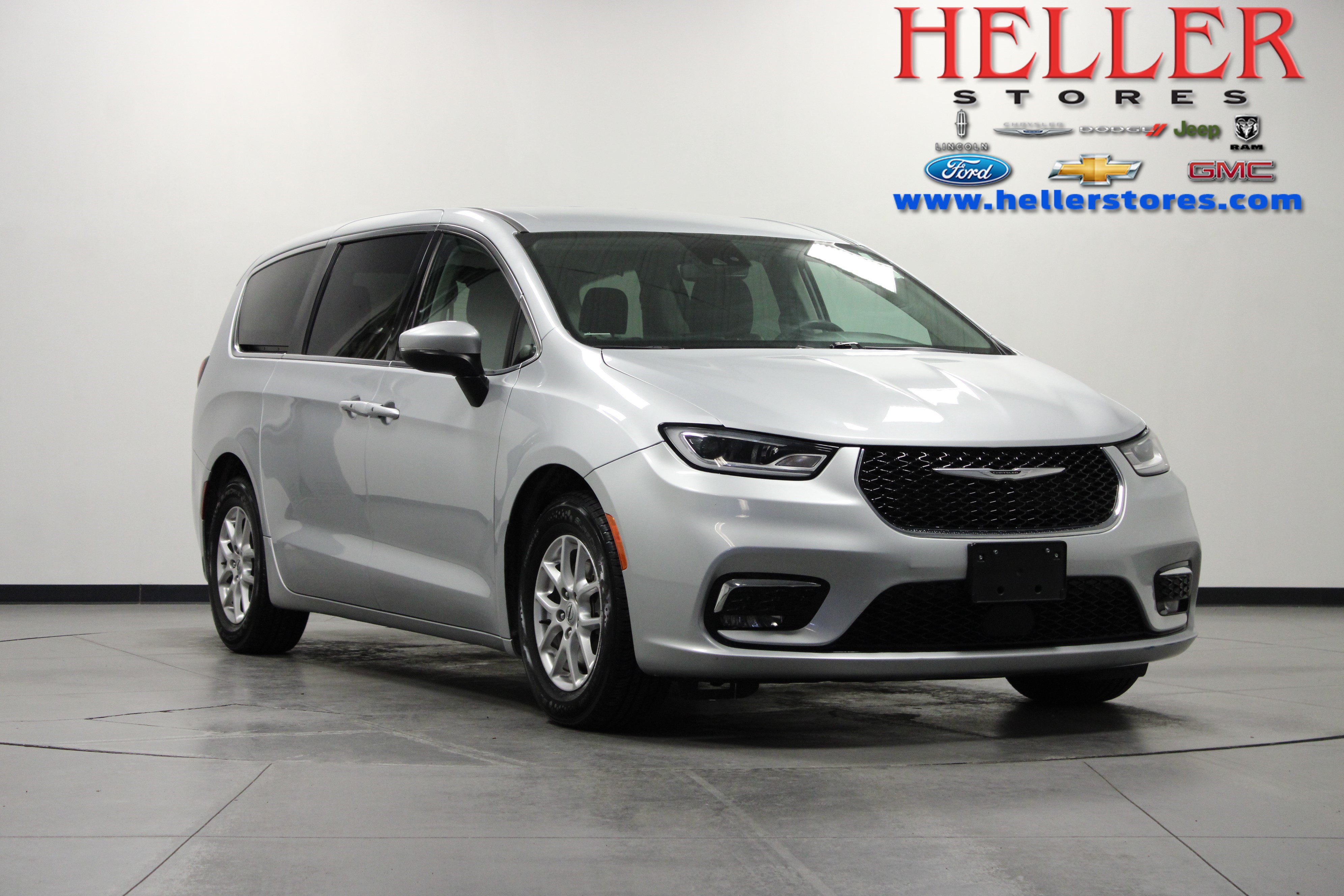 Used 2023 Chrysler Pacifica Touring-L FWD image 1