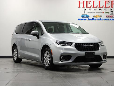 Used 2023 Chrysler Pacifica Touring-L FWD image 1