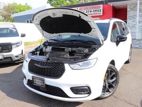 Used 2025 Chrysler Pacifica Limited FWD image 56