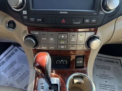 Used 2012 Toyota Highlander Limited w/ Tow Pkg FWD image 19