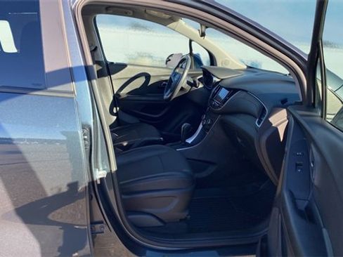 Used 2022 Chevrolet Trax LT w/ LT Convenience Package image 13