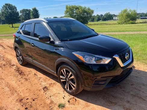 Used 2020 Nissan Kicks SV FWD image 2