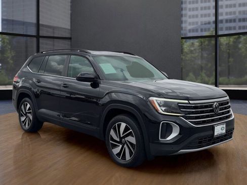 Used 2024 Volkswagen Atlas SE w/ Panoramic Sunroof Package FWD image 3