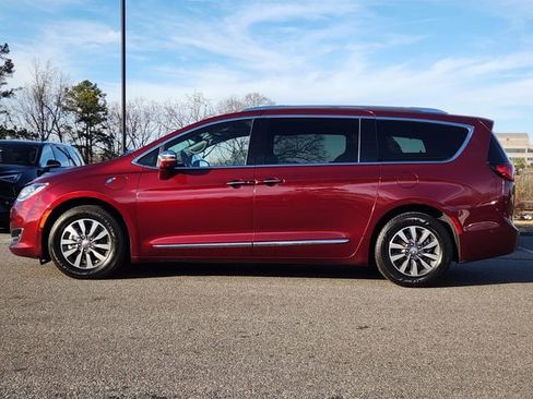 Used 2020 Chrysler Pacifica Limited w/ Advanced Safetytec Group image 2