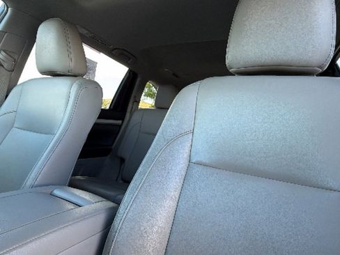 Used 2019 Toyota Highlander XLE AWD/4WD image 11