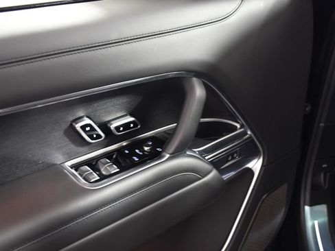 Used 2025 Land Rover Range Rover Long Wheelbase Autobiography image 15
