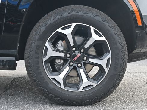 Used 2025 GMC Yukon AT4 w/ AT4 Premium Plus Package image 25