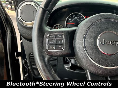 Used 2017 Jeep Wrangler Unlimited Sahara w/ Connectivity Group AWD/4WD image 11