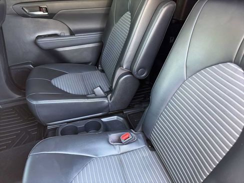 Used 2022 Toyota Highlander XSE FWD image 24