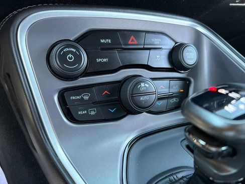 Used 2019 Dodge Challenger SXT RWD image 18