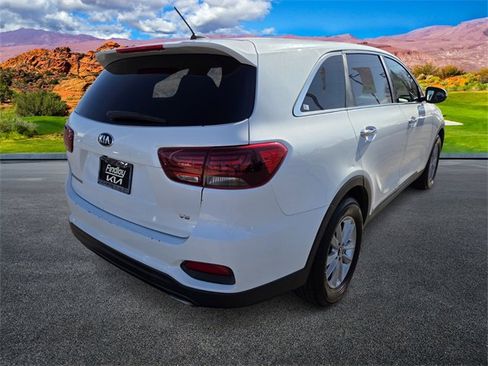 Used 2019 Kia Sorento LX image 4