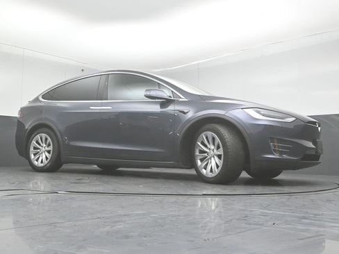 Used 2018 Tesla Model X 75D image 34