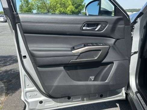 Certified 2025 Nissan Pathfinder Platinum FWD image 12