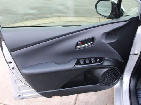 Used 2020 Toyota Prius LE image 19