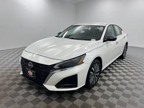 Used 2024 Nissan Altima 2.5 SV AWD/4WD image 2