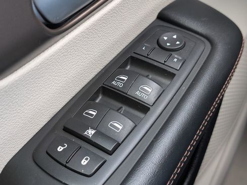 Used 2018 Chrysler Pacifica L image 11