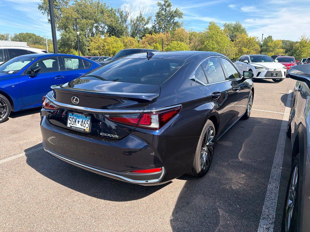 Used 2025 Lexus ES 300h Ultra Luxury FWD image 6