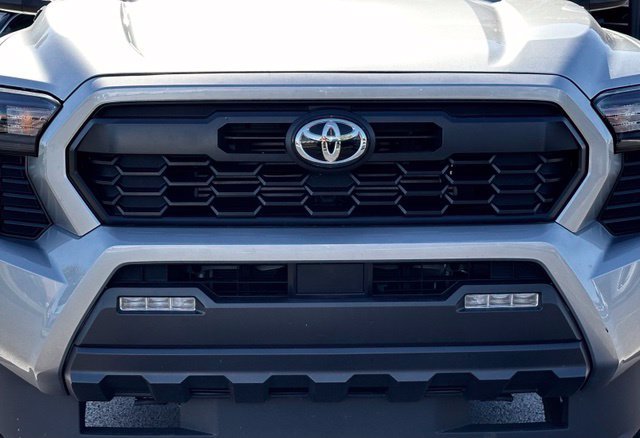 Used 2025 Toyota Tacoma TRD Off-Road AWD/4WD image 4
