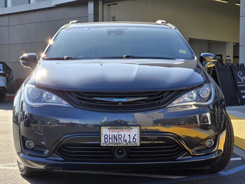 Used 2019 Chrysler Pacifica Limited w/ Advanced Safetytec Group image 2