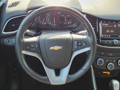 Used 2022 Chevrolet Trax LT w/ LT Convenience Package AWD/4WD image 5