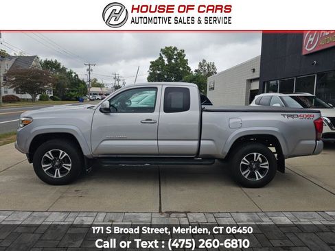 Used 2017 Toyota Tacoma TRD Sport image 7