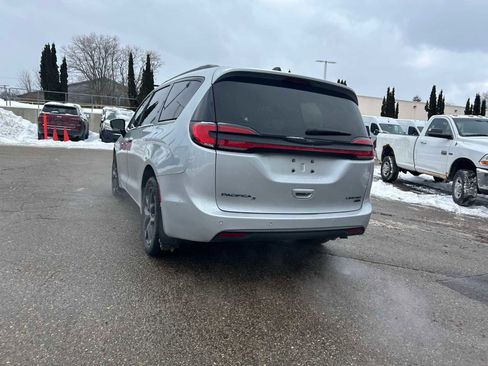 Used 2023 Chrysler Pacifica Limited w/ Uconnect Theater Family Group image 21