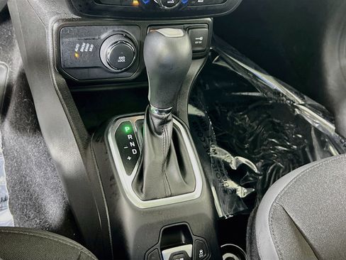 Used 2023 Jeep Renegade Latitude w/ Sun/Sound Group AWD/4WD image 17