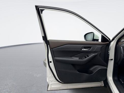 Used 2023 Nissan Rogue SV w/ SV Premium B Package image 9