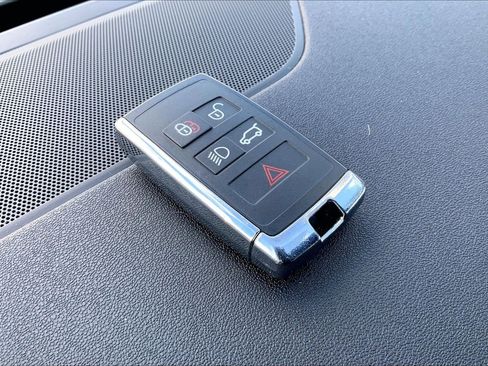 Used 2025 Land Rover Range Rover Velar Dynamic SE image 13