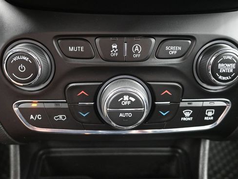 Used 2019 Jeep Cherokee Trailhawk w/ Comfort/Convenience Group AWD/4WD image 21