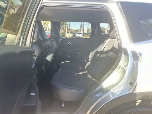 Used 2024 Mitsubishi Outlander SE image 27