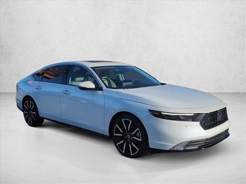 Used 2023 Honda Accord Touring image 3