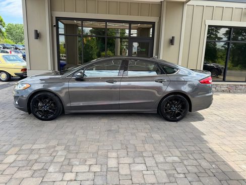 Used 2019 Ford Fusion SE w/ Equipment Group 151A FWD image 4