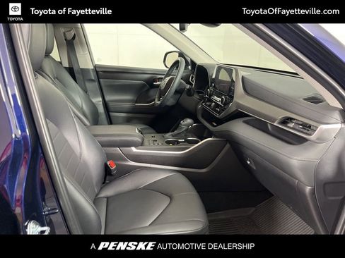 Certified 2025 Toyota Highlander XLE image 7