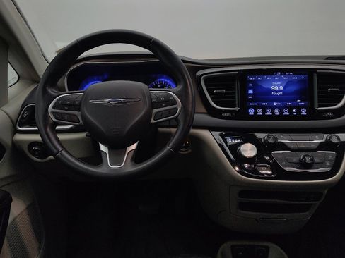 Used 2017 Chrysler Pacifica Touring-L FWD image 22