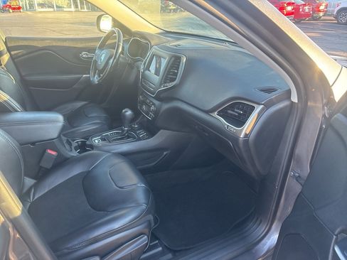 Used 2019 Jeep Cherokee Latitude Plus w/ Cold Weather Group image 8