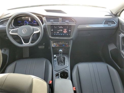 Used 2023 Volkswagen Tiguan SE w/ Panoramic Sunroof Package image 15